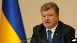 Prezident Poroshenko 41 jurnalist va blogerga bir yil davomida mamlakatga kirishni taqiqladi. Xalqaro tashkilotlar qarorni tanqid qilayapti.