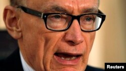 Australian Foreign Minister Bob Carr is seen in a December 17, 2012, file photo.