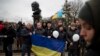 Người dân Ukraina đứng trước tượng nhà thơ Ukraina Taras Shevchenko-biểu tượng quốc gia-đem theo cờ Ukraina trong một cuộc tụ họp phản đối việc chia cắt đất nước, Simferopol, Ukraine, 7/3/2014.