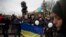 Người dân Ukraina đứng trước tượng nhà thơ Ukraina Taras Shevchenko-biểu tượng quốc gia-đem theo cờ Ukraina trong một cuộc tụ họp phản đối việc chia cắt đất nước, Simferopol, Ukraine, 7/3/2014.