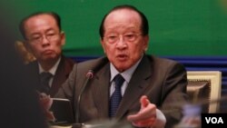 រូបឯកសារ៖ លោក​ ហោ​ ណាំហុង រដ្ឋ​មន្ត្រី​ក្រសួង​ការ​បរទេស​​នៅ​ក្នុង​ជំនួប​ប្រជុំ​ជាមួយ​ក្រុម​មន្ត្រី​ទូត​ប្រចាំ​នៅ​ក្នុង​ប្រទេស​កម្ពុជា​ នៅ​រាជធានីភ្នំពេញ​ កាល​ពី​ថ្ងៃ​ទី​១៩ ខែ​វិច្ឆិកា​ ឆ្នាំ​២០១៥​។ (​ហ៊ាន​ សុជាតា/​ VOA)