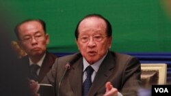 រូប​ថត​ឯកសារ៖ លោក​ ហោ​ ណាំហុង រដ្ឋ​មន្ត្រី​ក្រសួង​ការ​បរទេស​​នៅ​ក្នុង​ជំនួប​ប្រជុំ​ជាមួយ​ក្រុម​មន្ត្រី​ទូត​ប្រចាំ​នៅ​ក្នុង​ប្រទេស​កម្ពុជា​ នៅ​រាជធានីភ្នំពេញ​ កាល​ពី​ថ្ងៃ​ទី​១៩ ខែ​វិច្ឆិកា​ ឆ្នាំ​២០១៥​។ (​ហ៊ាន​ សុជាតា/​ VOA)