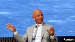 Jeff Bezos, fondateur d'Amazon et Blue Origin, à l'occasion du JFK Space Summit, célébrant le 50e anniversaire de l'atterrissage sur la lune, à Boston, Massachusetts, États-Unis, le 19 juin 2019.