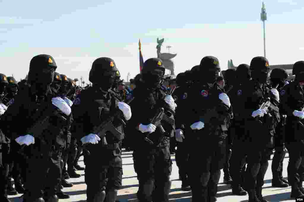 មន្រ្តី​រាជការ​កម្ពុជា​និង​ក្រុម​យោធាឈរ​អបអរ​អំឡុង​ទិវា​នយោបាយ​ឈ្នះៗ​និង​សម្ពោធ​វិមាន​ឈ្នះ ឈ្នះ​កាលពី​ព្រឹកថ្ងៃទី​២៩ ខែធ្នូ ឆ្នាំ២០១៨ក្នុង​រាជធានី​ភ្នំពេញ ប្រទេស​កម្ពុជា។(ទុំ ម្លិះ/VOA)