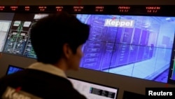 រូបឯកសារ៖ បុរស​ម្នាក់​កំពុង​ធ្្វើការ​នៅ​ក្នុង​មជ្ឈមណ្ឌល​ Keppel ក្នុង​ប្រទេស​សិង្ហបុរី។