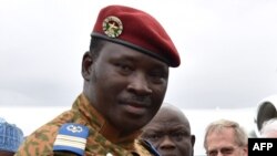 Le lieutenant Colonel Isaac Zida acceuillant le président nigerian Goodluck Jonathan (pas sur la photo) à l'aéroport de Ouagadougou, le 5 novembre 2014. 