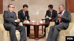 리수용 북한 외무상(왼쪽)이 14일 싱가포르에서 K 샨무감 외무장관과 회담하고 있다. 제공: 싱가포르 외무부.