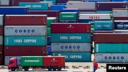 Arhiva: Kamion natovaren kontejnerima snimljen pored kineske zastave u Jangašan luci u Šangaju, Kina, 6. avgusta 2019. (Foto: Reuters, Aly Song)