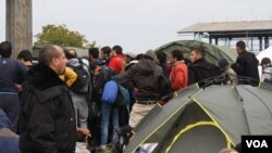 Banyak migran yang biracial ad Timur Tengah dan Afrika, seperti di Opatovac, Kroasia, malarian diri dari kelompok ekstrimis untuk mencari "kehidupan yang normal" (Foto: VOA/Heather Murdock)