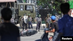 រូបឯកសារ៖ ទាហាន និង​ប៉ូលិស​មីយ៉ាន់ម៉ា​ឈរ​យាម​ល្បាត ក្នុង​អំឡុងពេល​នៃ​ការ​តវ៉ា​មួយ​ប្រឆាំង​នឹង​រដ្ឋប្រហារ​យោធា នៅ​ទីក្រុង Mandalay ប្រទេស​មីយ៉ាន់ម៉ា ថ្ងៃទី២៦ ខែកុម្ភៈ ឆ្នាំ២០២១។​