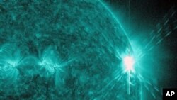 រូបភាព​នេះផ្តល់ឲ្យ​ដោយ​អង្គការ​ NASA បង្ហាញ​ពីពន្លឺ​ព្រះ​អាទិត្យ​ ថ្ងៃ​ទី​​ ៩ ​ខែ​សីហា​ ឆ្នាំ​២០១១។​