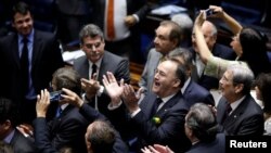 Para senator Brazil memutuskan memberhentikan Presiden Dilma Rousseff dari jabatannya untuk sementara karena melanggar undang-undang anggaran (12/5).