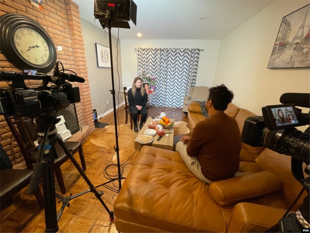 پشت صحنه فیلمبرداری مصاحبه بخش فارسی صدای آمریکا با سحر عطار، فرزند محمود عطار از جان باختگان پرواز پی اس ۷۵۲