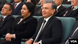 O'zbekiston Prezidenti Shavkat Mirziyoyev (o'ngda) Konstitutsiya kuni munosabati bilan o'tkazilgan bayram tadbirida, 2019-yil, 7-dekabr, Toshkent, O'zbekiston.