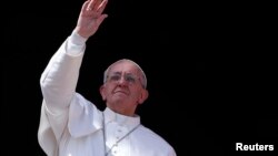 Paus Fransiskus menjadi Paus pertama yang mengunjungi makam Santo Petrus, yang merupakan Paus yang pertama (foto: dok). 