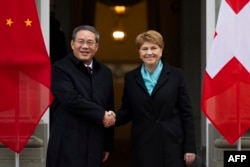 Perdana Menteri China Li Qiang (Kiri) dan Presiden Swiss Viola Amherd berjabat tangan selama kunjungan resmi di Kehrsatz, dekat ibu kota administratif Swiss, Bern pada 15 Januari 2024. (Foto: AFP)