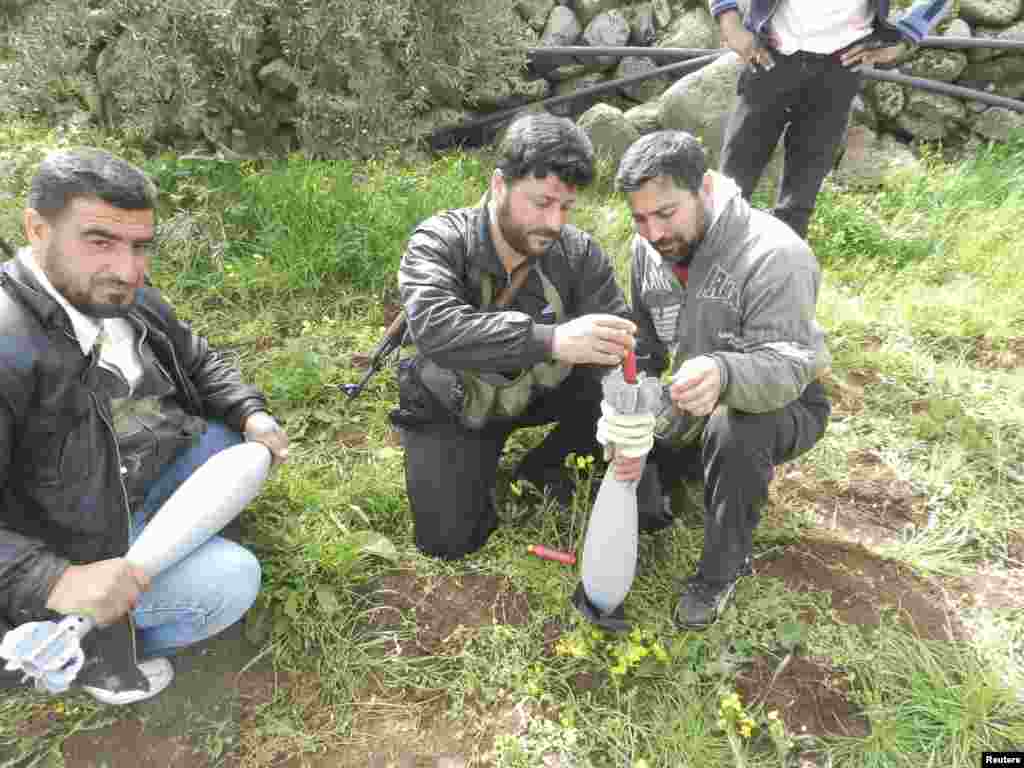 Free Syrian Army fighters prepare mortar shells prior to an offensive against forces loyal to Syria's President Bashar al-Assad, in Houla near Homs, March 13, 2013. (Shaam News Network)