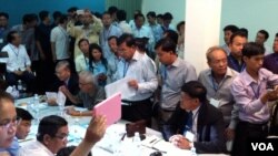 ក្រុម​ប្រឹក្សា​ធម្មនុញ្ញ​ គ.​ជ.​ប.​ និង​គណបក្ស​នយោបាយ​ពិនិត្យ​កញ្ចប់​សុវត្ថិភាព​ពិនិត្យ​ភាព​មិន​ប្រក្រតី​ក្នុងការបោះឆ្នោត។​