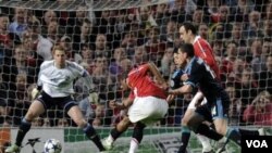 Anar Gul duduk di samping jenazah cucunya, yang disebut dibunuh oleh seorang tentara AS di Panjwai, Kandahar, sebelah selatan Kabul, Afghanistan, 11 Maret 2012 (AP).