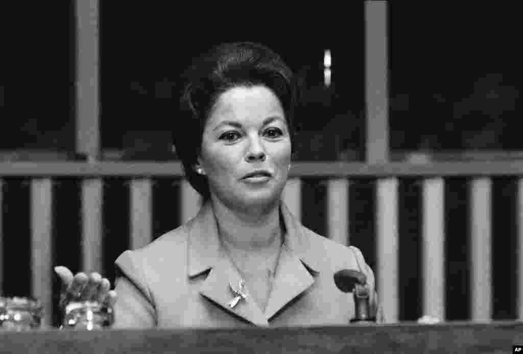 Shirley Temple Black, delegasi AS untuk Majelis Umum PBB, sebelum konferensi pers di PBB pada 16 September 1969. 