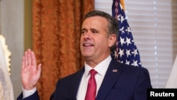 John Ratcliffe diambil sumpahnya saat dilantik sebagai Direktu baru Badan Intelijen Pusat (CIA) di Washington, pada 23 Januari 2025. (Foto: Reuters/Nathan Howard)