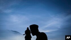 Wani Malamin Islama a Malaysia Yana Duban Wata