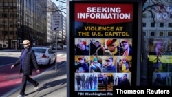 10일 미국 수도 워싱턴 거리에 워싱턴 연방의사당 난입 사건 용의자들에 대한 신고 안내문이 붙어있다.