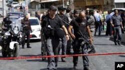 Polisi Israel mengamankan TKP dimana kendaraan yang dikemudikan oleh seorang penembak Palestina dicegat polisi dan pelaku dtembak mati di Yerusalem (9/10). Yerusalem, Israel. (foto: AP Photo/Mahmoud Illean).