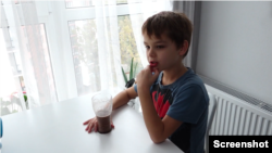 Lev Jena, srednji sin Larise Jene (screenshot)