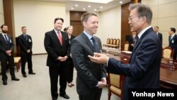 문재인 한국 대통령이 16일 청와대를 방문한 매튜 포틴저 미국 백악관 국가안전보장회의(NSC) 아시아 담당 선임보좌관 등 미국 정부대표단과 인사하고 있다.