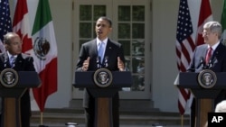 Presiden Obama (tengah) melakukan konferensi pers bersama PM Kanada Stephen Harper (kanan) dan Presiden Meksiko Felipe Calderon di Gedung Putih (2/4).