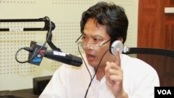 លោក​​បណ្ឌិត សុខ ទូច សាកលវិទ្យាធិការ​​នៃ​​សាកលវិទ្យាល័យ​​ខេមរៈ​ និង​​ជា​អ្នកស្រាវជ្រាវ​រឿង​ផែនទី​នៃ​រាជបណ្ឌិត​សភា​កម្ពុជា​​និង​​លោក អ៊ុំ សំអាន តំណាងរាស្ត្រ​គណបក្ស​សង្គ្រោះ​ជាតិ (មិន​មាន​ក្នុង​រូប​នេះ) ចូល​រួម​ជា​វាគ្មិន​ពីភាក្សា​អំពី​​ប្រធានបទ ​«តើ​ដំណោះស្រាយ​បញ្ហា​ព្រំដែន​កម្ពុជា-វៀតណាម​ត្រូវការ​អ្វី​ខ្លះ?» ក្នុង​កម្មវិធី​វិទ្យុ Hello VOA ​នៅ​បន្ទប់ផ្សាយ​ក្រុង​ភ្នំពេញ​កាល​ពី​ថ្ងៃ​ព្រហស្បតិ៍​ទី​៧ ខែ​សីហា ឆ្នាំ​២០១៥។ (លឹម សុធី/VOA)