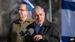 Le Premier Ministre Israelien Benjamin Netanyahu aver le ministre de la Defense Moshe Yaalon (l) en visite a la base militaire pres de Gush Etzion bloc of Jewish settlements in the West Bank, Nov. 23, 2015. (Emil Salman/Pool via AP)
