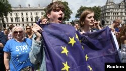 Orang-orang menggenggam bendera dalam unjuk rasa ‘March for Europe’ menentang keputusan Inggris untuk berpisah dengan Uni Eropa (2/7. London Tengah, Inggris. (foto: REUTERS/Neil Hall)