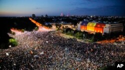 Puluhan ribu demonstran anti korupsi berkumpul di ibukota Bukares hari Jumat (10/8), untuk menuntut supaya pemerintah mengundurkan diri.
