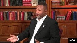 Analis Malcolm Nance mengatakan ia khawatir serangan dunia maya di tingkat negara bagian dapat mengacaukan hasil pemilihan presiden (13/10). (VOA/M. Miller)