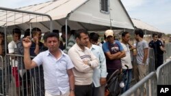 Para pencari suaka yang tinggal di kamp pengungsi dan migran Hellenikon, Athena antri untuk mendaftarkan diri, 13 Juni 2016. (Foto: dok).