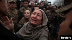 Peshovardagi harbiy maktabga hujumda nevarasidan ayrilgan onaxon. 