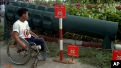 រូបថត​ឯកសារ៖ ជន​រងគ្រោះ​នៃ​ការ​ផ្ទុះ​គ្រាប់​មីន​ម្នាក់​ចូល​រួម​ទិវា​លើក​កម្ពស់​ការ​យល់ដឹង​អំពី​គ្រាប់​មីន​នៅ​ភ្នំពេញ។