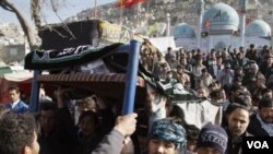 Warga menggusung jenasah korban bom bunuh diri untuk dimakamkan di Kabul, Afghanistan (7/12). Bom tersebut menewaskan 56 jemaah Shiite dan melukai 160 lainnya di hari suci Ashura.