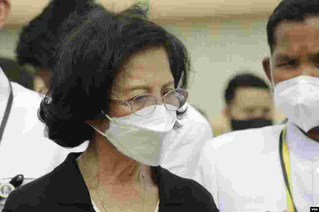 ព្រះអង្គ​ម្ចាស់ក្សត្រីយ៍​ នរោត្តម ម៉ារី រណឫទ្ធិ​ ព្រះជាយា​របស់​សម្តេច​ក្រុមព្រះ​ នរោត្តម​ រណឫទ្ធិ​ នៅ​ព្រលាន​យន្តហោះ​អន្តរជាតិ​ភ្នំពេញ នៅ​ថ្ងៃ​អាទិត្យ​ ទី​៥​ ខែធ្នូ​ ឆ្នាំ២០២១។​ (ហ៊ាន សុជាតា/វីអូអេ)