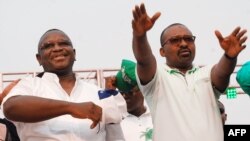 Le président de la Sierra Leone, Julius Maada Bio, à gauche, et le vice-président Mohamed Juldeh Jalloh au cours d'un rassemblement à Freetown, le 7 avril 2018.