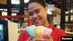 Seorang pramuniaga di sebuah toko es krim memperlihatkan contong es krim yang terbuat dari jeli rumput laut dengan merek Ellojello, buatan Evoware. 9 November 2017.