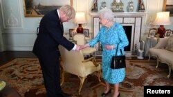 Ratu Elizabeth II (kanan) menerima Boris Johnson di Istana Buckingham, London, Rabu (24/7). 