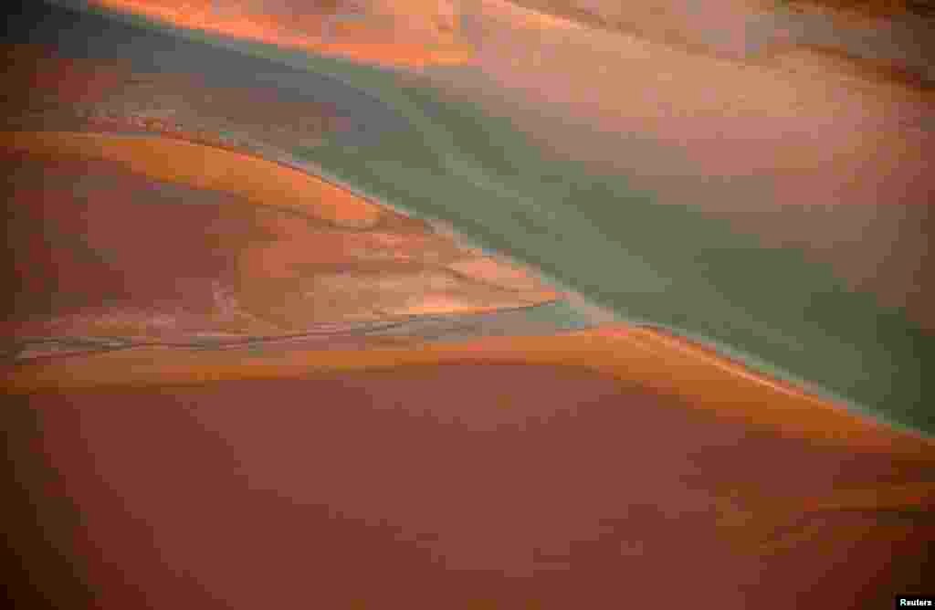 Sebuah pantai sepanjang garis pantai Arnhem Land, sebelah timur Darwin, di wilayah teritorial utara Australia. Para ahli geologi mengatakan wilayah seluas Afrika Selatan ini, memiliki berlian, emas dan cadangan uranium yang berlimpah.