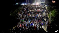 Konvoi para migran berjalan melalui Tapachula, negara bagian Chiapas, Meksiko, Kamis dini hari 2 Januari 2025, dalam upaya mencapai perbatasan AS.