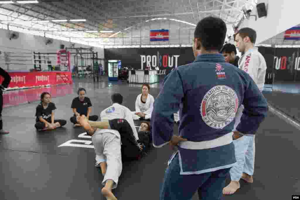 Members of Brazilian Jiu-Jitsu Cambodia trained Jiu Jitsu at a gym in Phnom Penh on February 20, 2016. (Neou Vannarin/VOA Khmer)