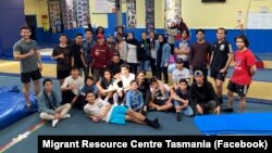 Kelompok multikultural remaja Tasmania mengadakan beberapa kegiatan menyenangkan di kota Launceston, termasuk Sepak Bola, Senam, Trampolin, dan Bulu Tangkis. (Foto: Facebook/Migrant Resource Center Tasmania)
