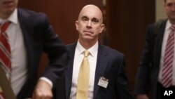 Inspektur Jenderal Departemen Luar Negeri Steve Linick meninggalkan pertemuan di area aman di Capitol di mana ia bertemu dengan staf Senat tentang Departemen Luar Negeri dan Ukraina, di Washington, 2 Oktober 2019. (Foto: AP)