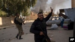 Suriyalı döyüşçülər Dəməşq ətrafındakı Hüseyniyyə kəndində talançıların keçmiş Bəşar Əsəd hökumətinin hərbi zabitlərinin yaşayış kompleksində binanın içərisində olduğu vaxt mövqe tuturlar, 15 dekabr 2024.